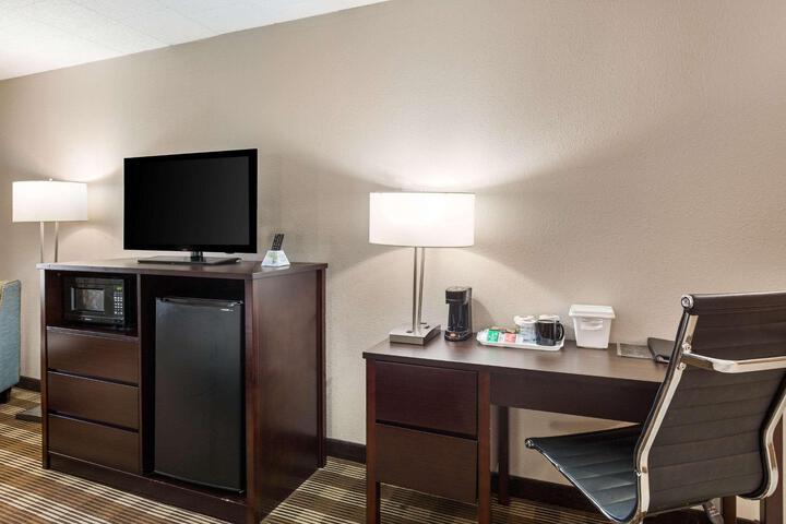 1 King Bed (6 of 8)
