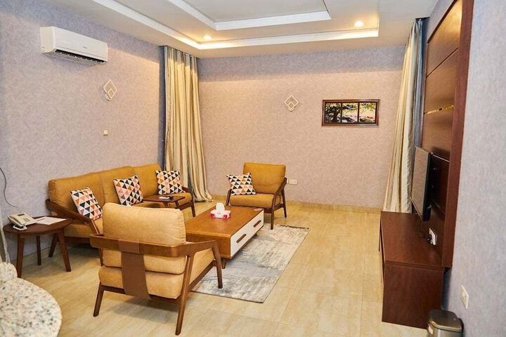 Room 9 of 28