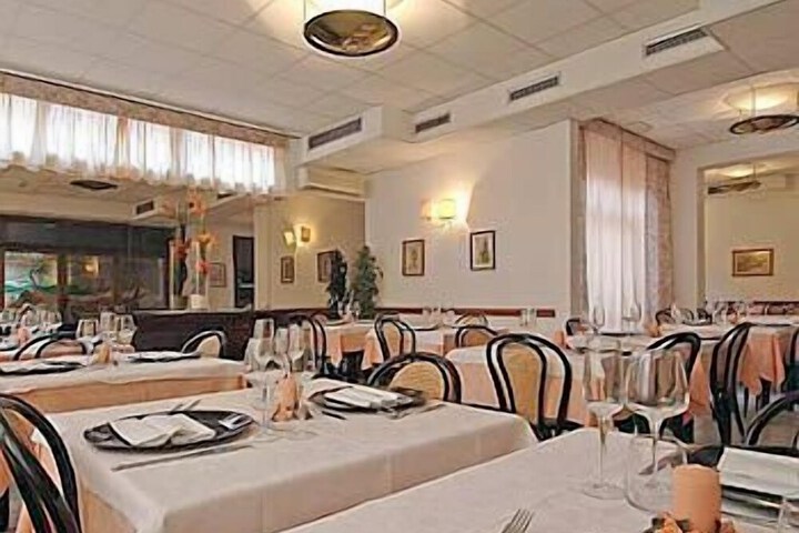 Dining 38 of 62