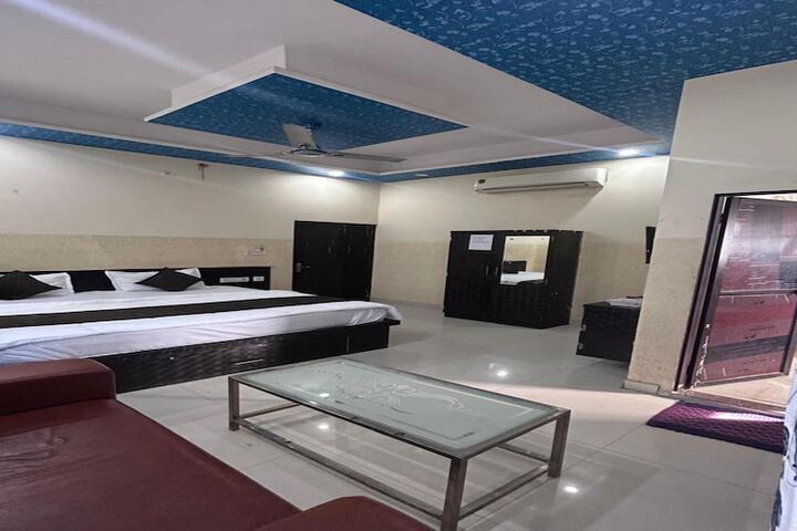Room 15 of 32