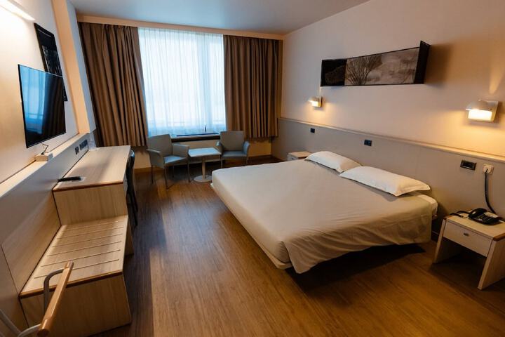 Room 6 of 70