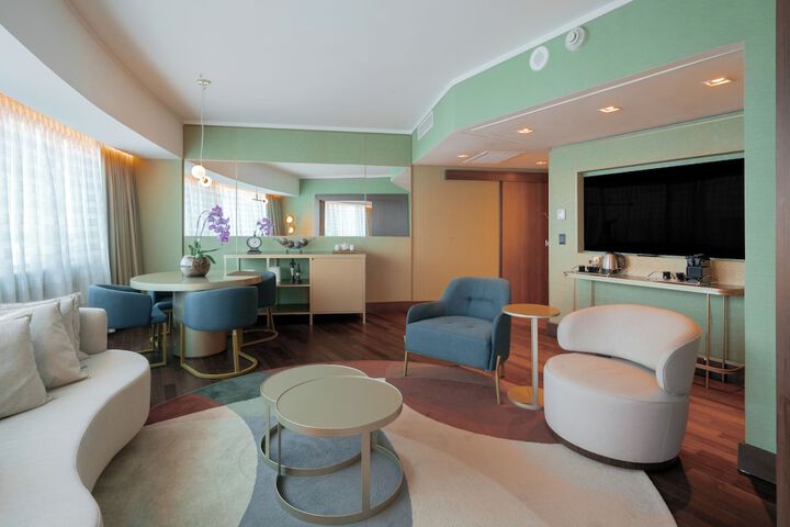 Room 25 of 142