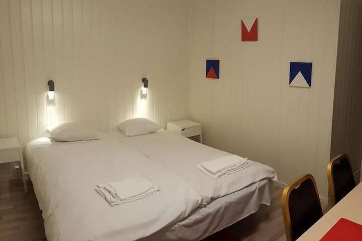 Room 8 of 34