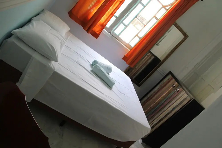 Room 5 of 8