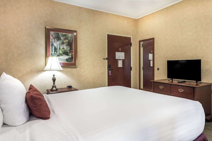 2 Queen Beds (2 of 7)