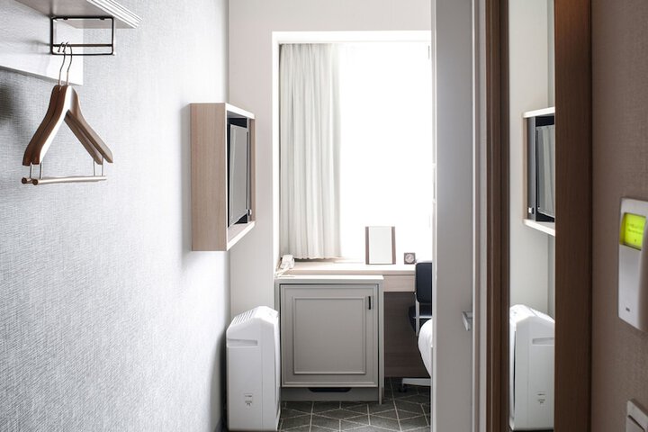 Room 6 of 90