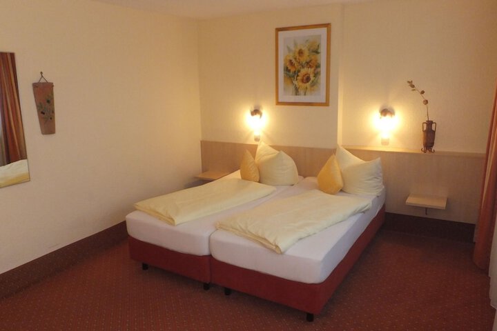 Room 7 of 33