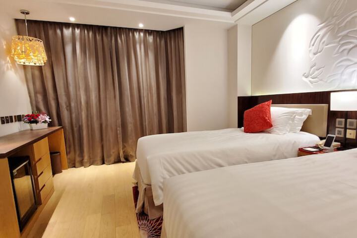 Room 25 of 103
