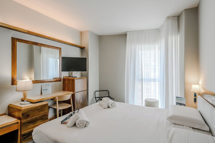 Room 4 of 97
