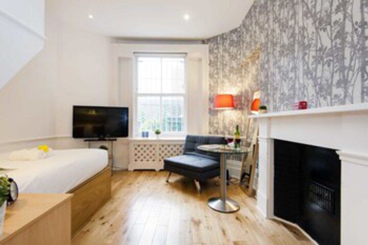 Room 7 of 18