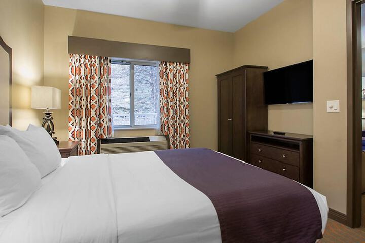 Room 8 of 33