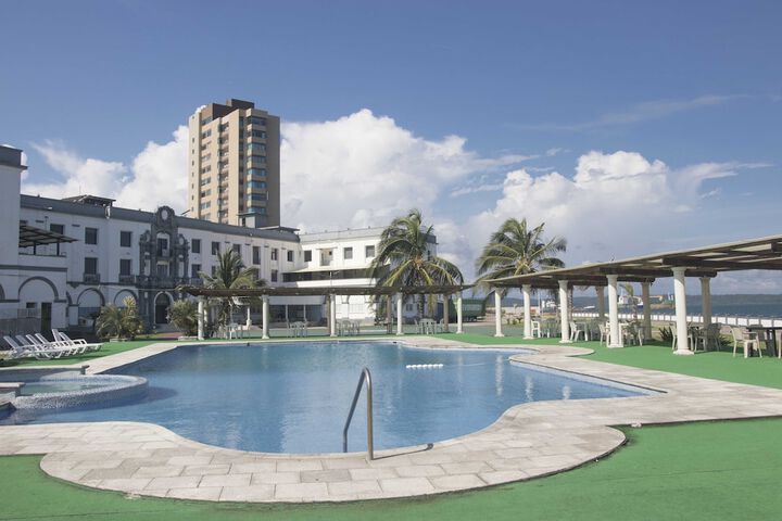 Pool 13 of 28