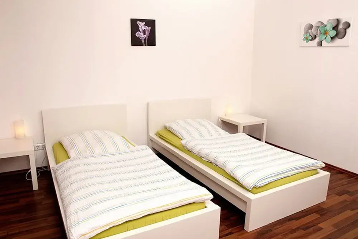 Room 5 of 10