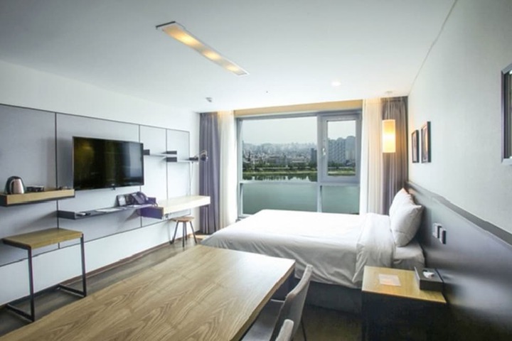 Room 10 of 28
