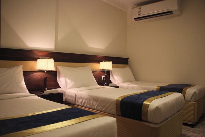 Room 4 of 7