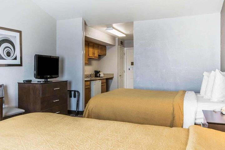 2 Double Beds Business Room Efficiency Upgrade (2 of 9)