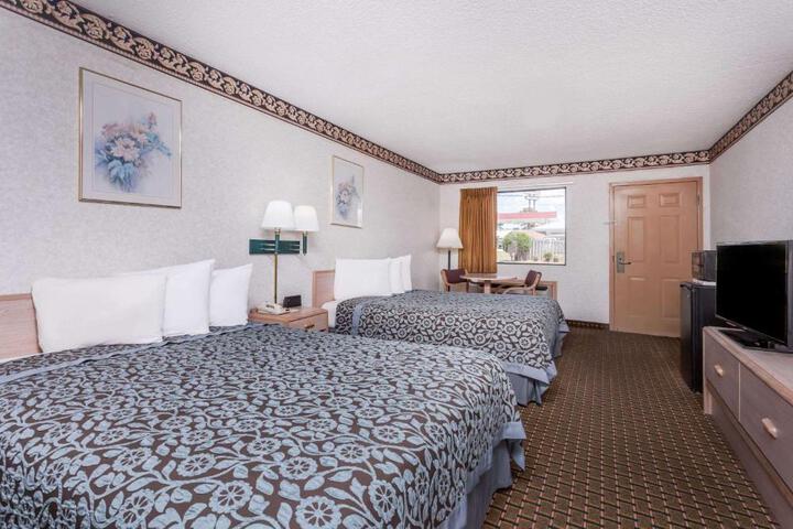 2 Queen Beds (1 of 11)