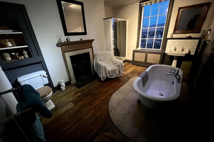 Room 33 of 42