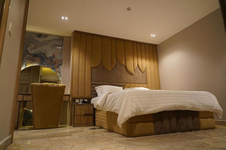 Room 3 of 10