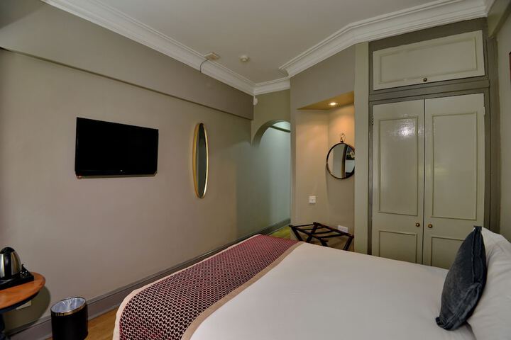 Room 18 of 42