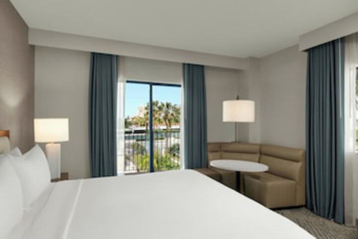 Room 22 of 204