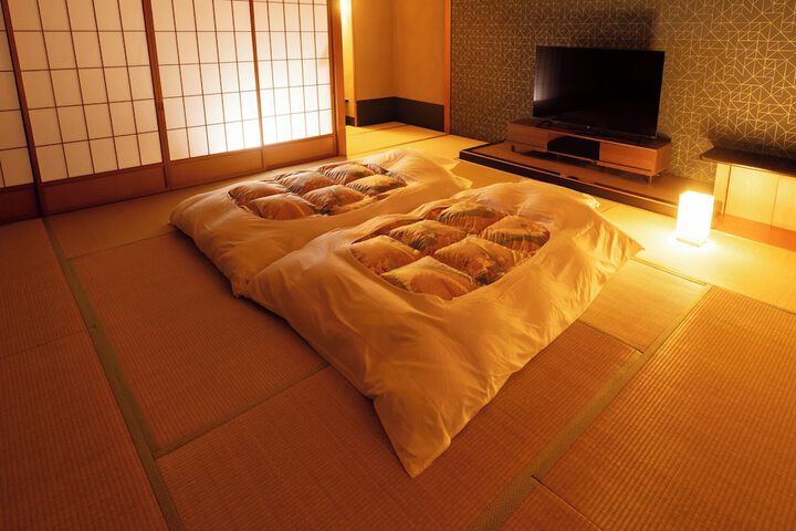 Room 6 of 12