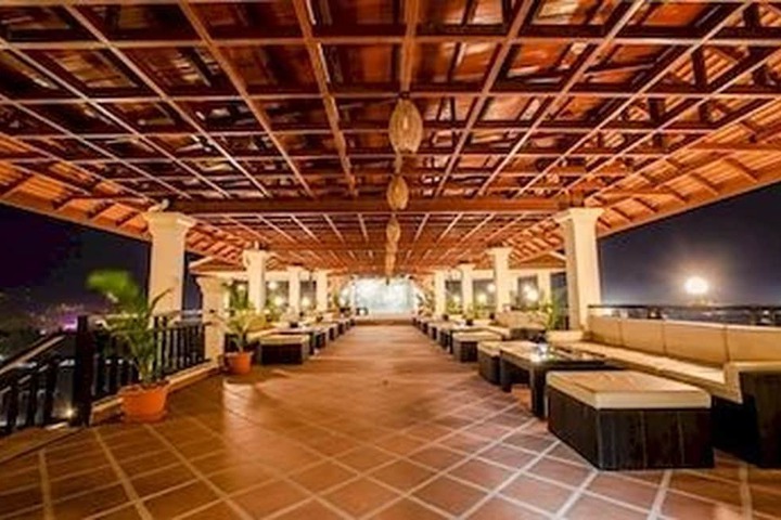 Lounge 73 of 90