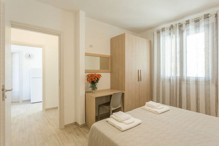 Room 4 of 28