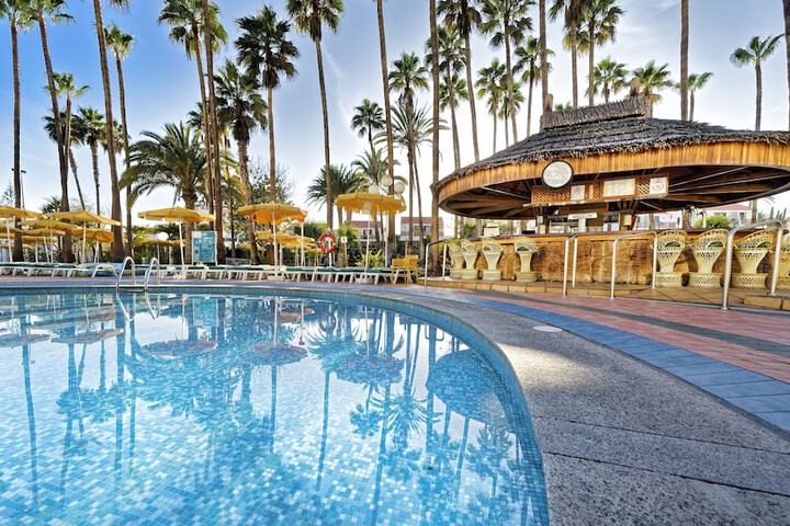 Swim-up bar