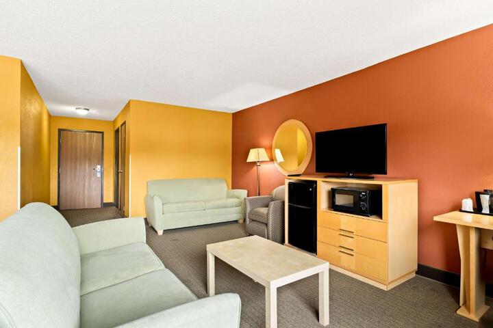 1 King Bed Sofa Bed Work Desk Microwave and Refrigerator Shower Only Full Breakfast (4 of 20)