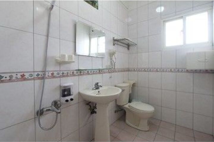 Room 5 of 16