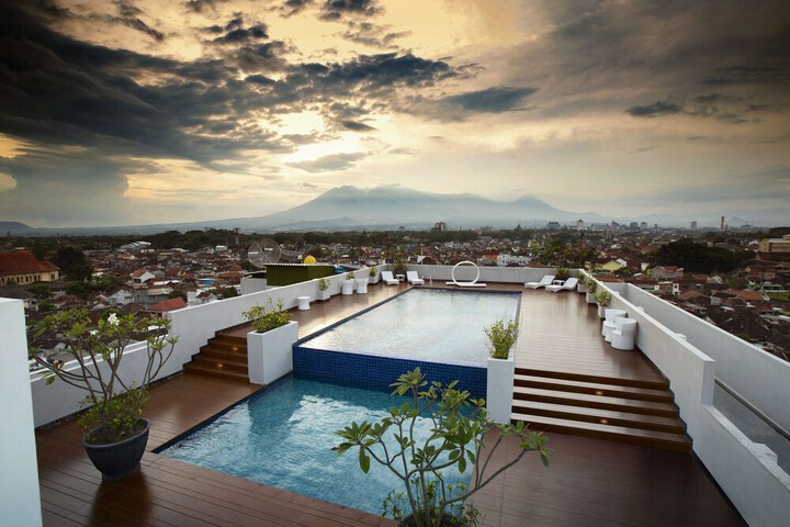 Hotel with Pool