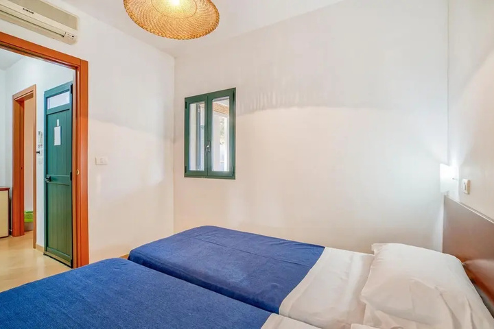 Room 5 of 16
