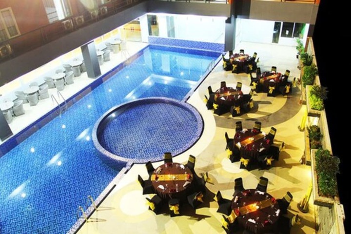 Pool Hotel