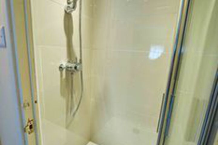 Room 9 of 39