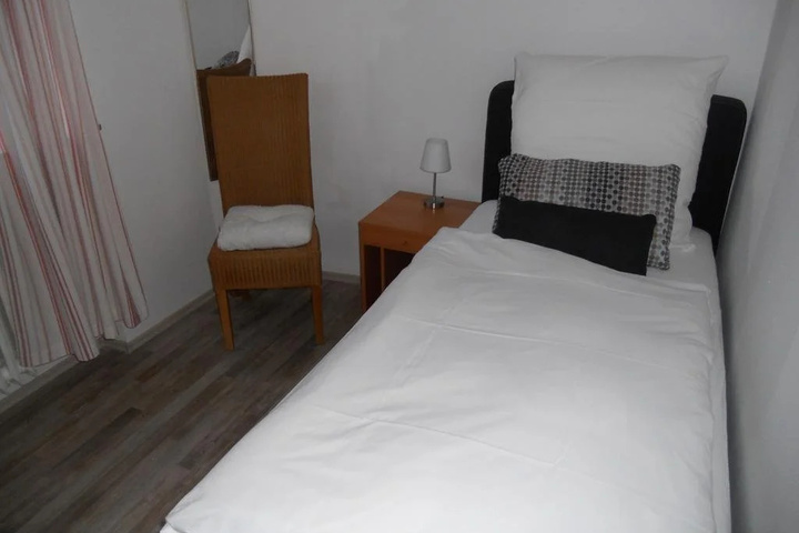 Room 10 of 11