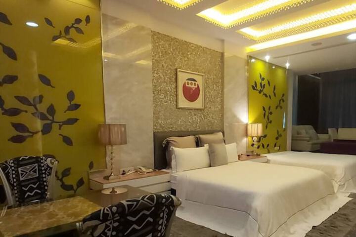 Room 13 of 40