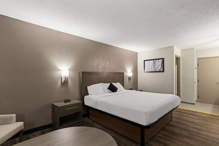 1 King Bed (2 of 6)