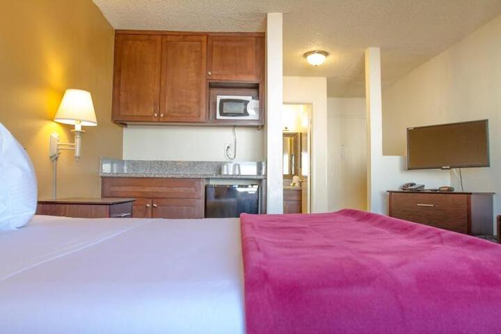 1 Queen Bed (14 of 18)