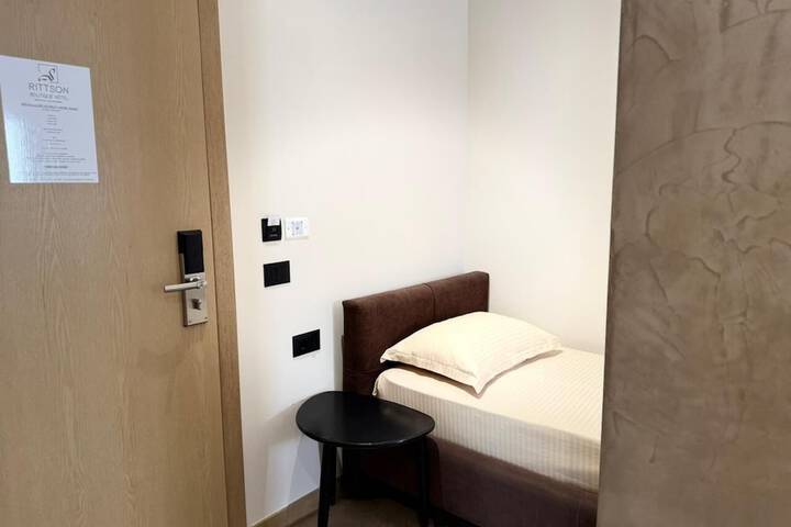 Room 27 of 95