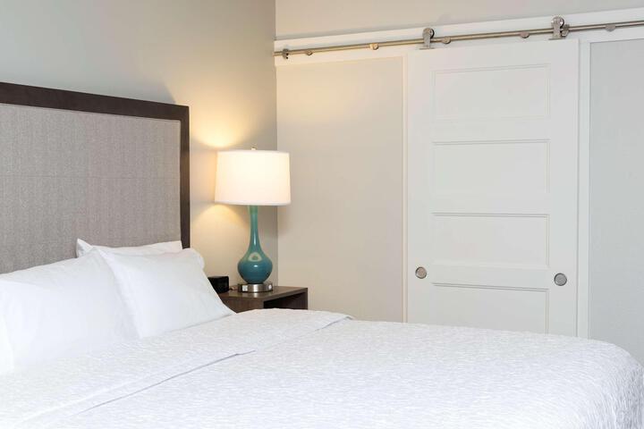 1 King Bed (4 of 7)