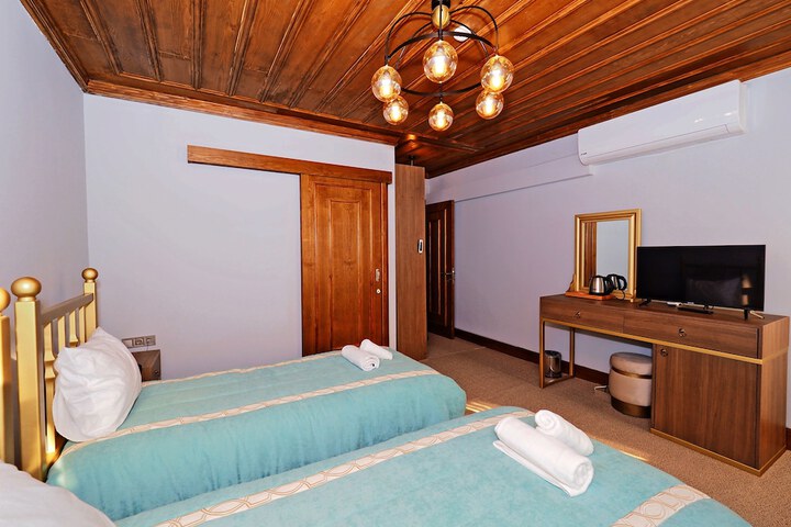 Room 8 of 18