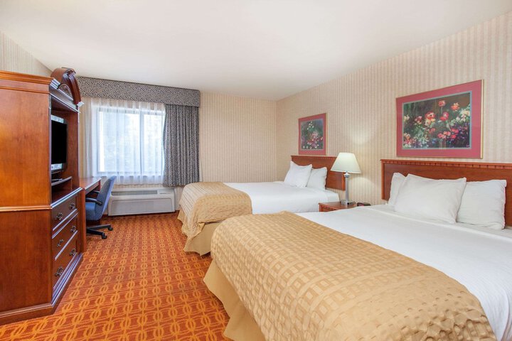 1 Queen Bed Mobility Accessible (5 of 5)