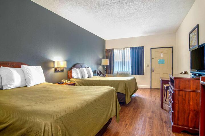 2 Queen Beds (7 of 7)