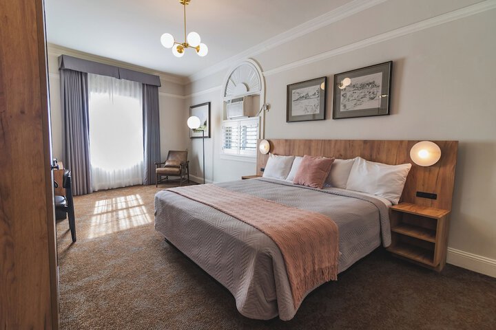 1 King Bed (4 of 16)