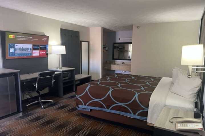 1 King Bed (4 of 8)