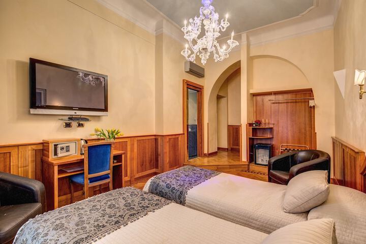 Room 9 of 28