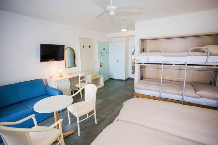 Room 2 of 63