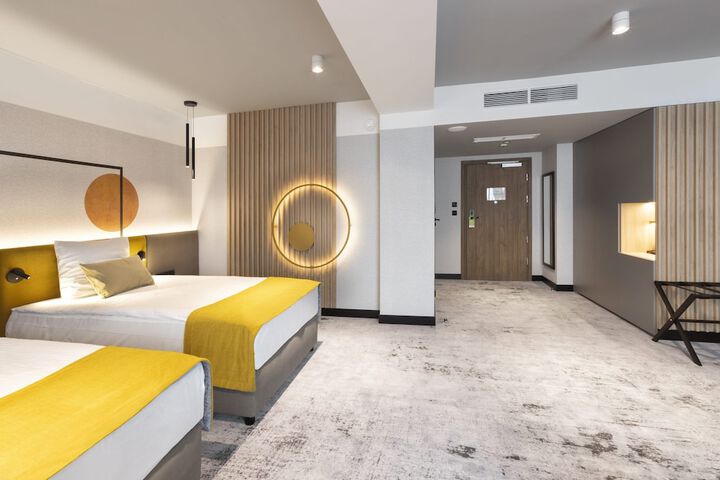 Room 3 of 100