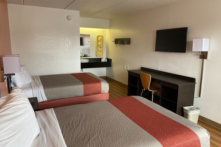 2 Double Beds (15 of 16)